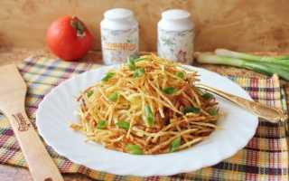Муравейник салат с курицей и соломкой из картофеля